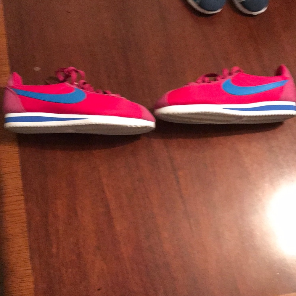 Nike shoes - Picture 2 of 3